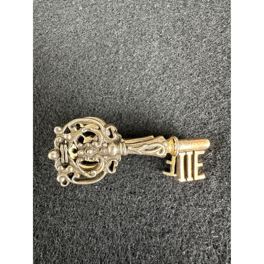 Vintage L.I.W. Co 1950 key tie‎ clip, brooch, EUC